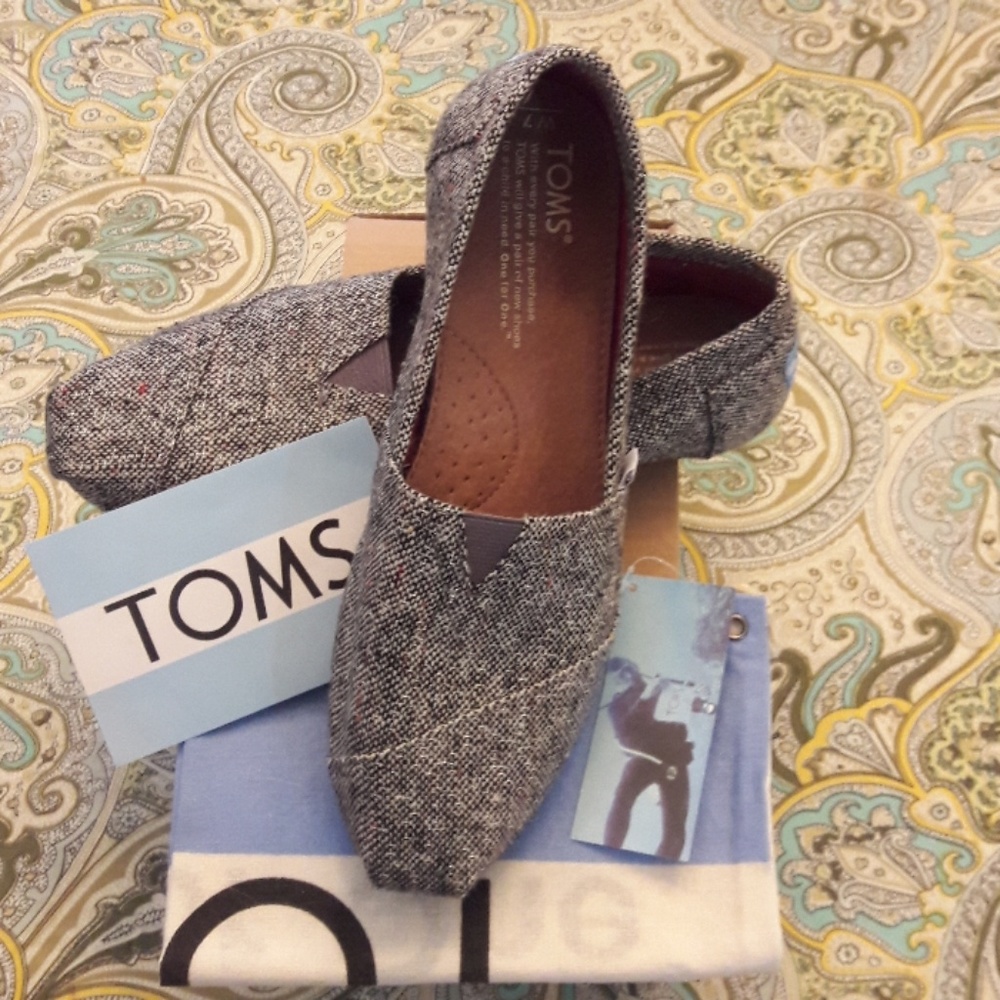 NWB Toms Silver Karsen classics size 7